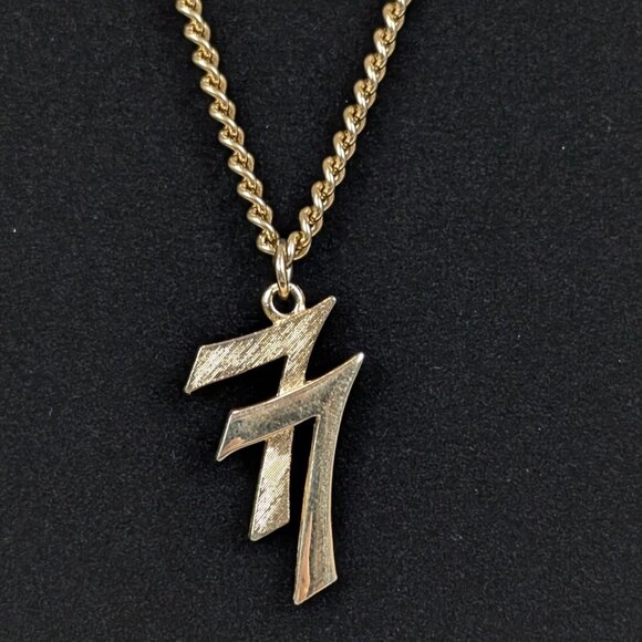 V. Avon Lucky 77 Pendant Necklace - Picture 3 of 6